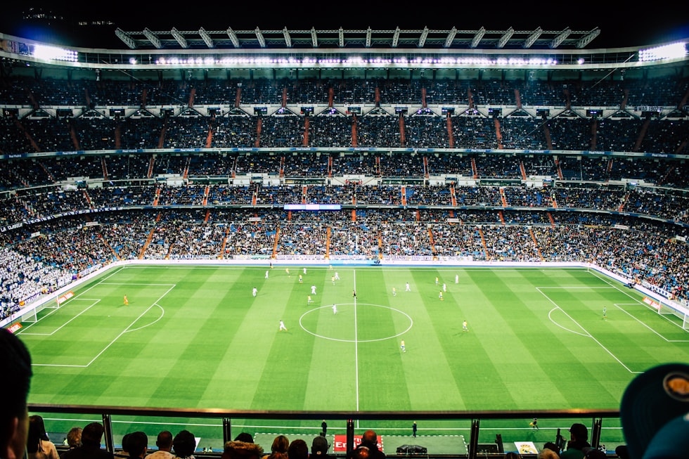 Estádio iluminado durante um jogo